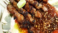Sate ayam yang ini disajikan dengan sambal kacang yang tidak diuleg halus. Masih ada tekstur kacang yang terlihat. Sate ini diunggah oleh @gracehandoko.gh. Yummy! Foto: Instagram