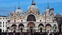 Turis kapal pesiar yang menyusuri kanal Giudecca dan Jembatan Rialto, Venesia, Italia kembali memantik amarah warga Venesia untuk turun ke jalan pada tahun 2017. Mereka melampiaskan rasa frustrasi karena banyak yang membawa tongkat selfie (CNN Travel)