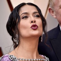 Sepertinya Salma Hayek belum siap untuk difoto. Lihat ekspresinya yang kocak ini. Foto: Getty Images