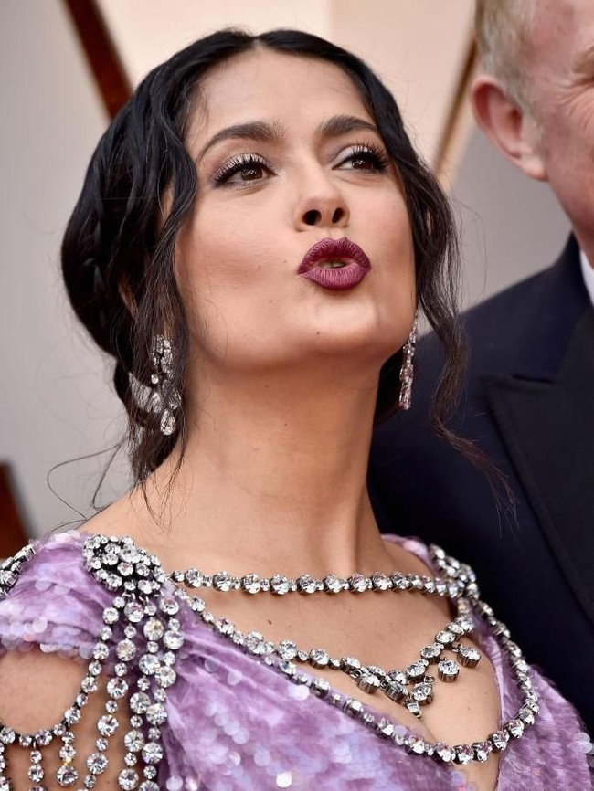 Sepertinya Salma Hayek belum siap untuk difoto. Lihat ekspresinya yang kocak ini. Foto: Getty Images