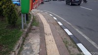 Kondisi trotoar di Sudirman akan diperlebar hingga mencapai 8 meter. Nantinya di atas trotoar tersebut akan terdapat beberapa fasilitas seperti toliet, spot budaya, hingga wall of fame. (Foto: Faiq Hidayat/detikcom)