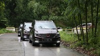 Ketika digunakan di perkotaan maupun digas di tol, mobil ini cukup responsif. Begitu juga saat diajak menanjak asalkan pakai gigi yang pas buat nanjak.