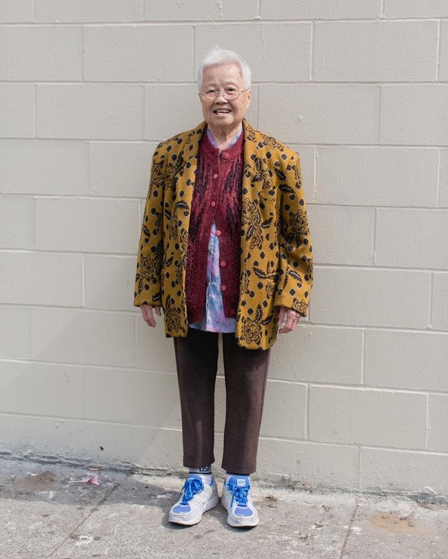 Para kakek dan nenek tersebut saat ditemui atau dipotret oleh Chinatown Pretty biasanya sedang melakukan aktivitas belanja. Namun pakaian mereka terlihat eyecatching dengan warna-warna mencolok.  Foto: Instagram (Chinatown Pretty)