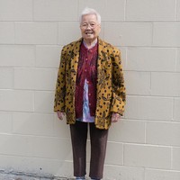 Para kakek dan nenek tersebut saat ditemui atau dipotret oleh Chinatown Pretty biasanya sedang melakukan aktivitas belanja. Namun pakaian mereka terlihat eyecatching dengan warna-warna mencolok.  Foto: Instagram (Chinatown Pretty)