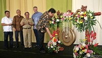 Menteri Perindustrian Airlangga Hartanto memukul gong tanda diresmikannya peternakan sapi perah Greenfields Farm 2 di Wlingi, Blitar, Jawa Timur, Selasa (6/3/2018).