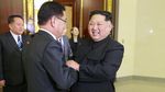 Foto: Momen Bersejarah Kim Jong-Un Temui Pejabat Korsel