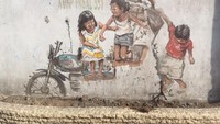 Namun, beberapa hari lalu ada yang merusak mural itu. Miniatur becak yang terpasang mendadak hilang.  (Foto: jefris)