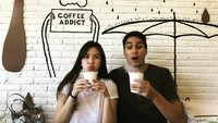 Kompak banget ya Marcel dengan sang istri, Deasy Priscilla? Di Bali mereka menikmati es krim dengan kepulan asap ini. I scream for ice creammm!!!!!, tulis Marcel. Foto: Instagram marcelchandra