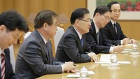 Delegasi Korsel ini terdiri dari lima utusan khusus, termasuk Kepala Dinas Intelijen Nasional Korsel Suh Hoon dan Wakil Menteri Unifikasi Korsel Chun Hae-Sung, serta lima staf pendukung. Foto: KCNA/via Reuters