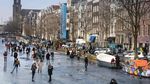 Foto: Gara-gara Cuaca, Main Ice Skating di Atas Sungai