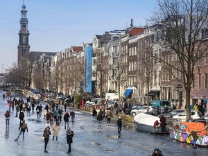 Saat Warga Amsterdam Main Ice Skating di Atas Sungai