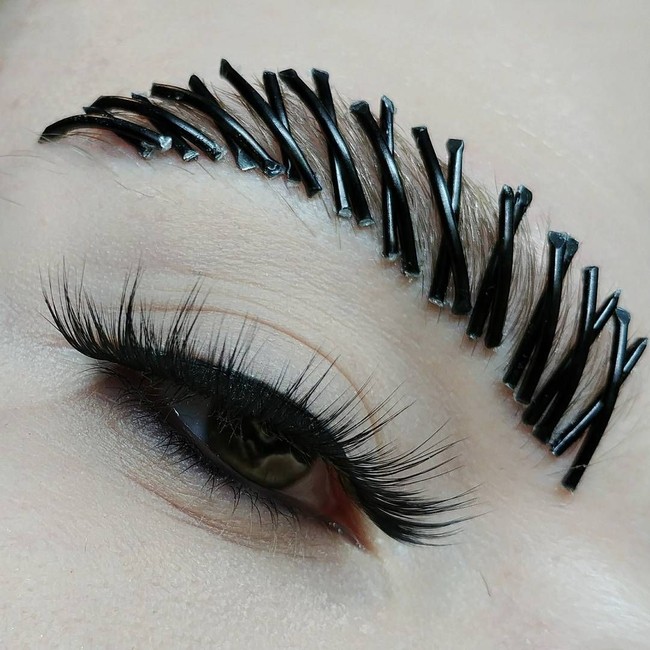 Makeup artist Milan Bauranov buat riasan yang unik dan terlihat ekstrem. Riasan ekstrem baru-baru ini yang jadi viral adalah alis yang berhiaskan paku. Foto: Instagram/Milan Bauranov