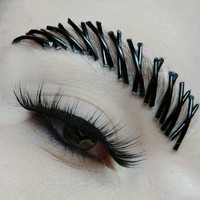 Makeup artist Milan Bauranov buat riasan yang unik dan terlihat ekstrem. Riasan ekstrem baru-baru ini yang jadi viral adalah alis yang berhiaskan paku. Foto: Instagram/Milan Bauranov