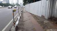 Terus menuju ke arah gedung BNI 46, kondisi trotoar tak jauh beda. Trotoar tampak tak rata dan badan trotoar termakan proyek pembangunan sehingga lebarnya mengerucut.