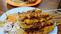 Foto sate ayam Ponorogo dengan sambal kacang, sambal dan irisan bawang merah ini diunggah @hausmakan. Tambah sepiring nasi putih hangat biar makan siang makin komplit. Foto: Instagram