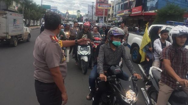 Aksi Spontan Kapolda Lampung Atur Lalin yang Macet Imbas Demo