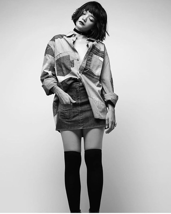 Dengan rambut potongan bob pendek dan poni tengah, gaya Dylan Sada dengan rok denim ini pun memukau. Foto: Instagram