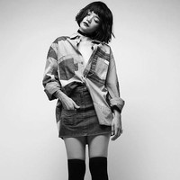 Dengan rambut potongan bob pendek dan poni tengah, gaya Dylan Sada dengan rok denim ini pun memukau. Foto: Instagram