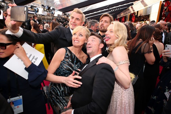 Foto group selfie memasang muka konyol. Ruben Ostlund, Terry Notary, Annica Liljeblad, Elisabeth Moss dan Claes Bang. Foto: Getty Images