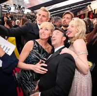 Foto group selfie memasang muka konyol. Ruben Ostlund, Terry Notary, Annica Liljeblad, Elisabeth Moss dan Claes Bang. Foto: Getty Images