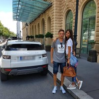 Berpose mesra dengan Nemanja, Aleksandra Matic bergaya membawa tas Hermes Birkin berwarna cokelat seharga ratusan juta rupiah. (Foto: Instagram)