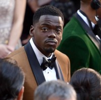 Eksprei Daniel Kaluuya yang seolah, aku mesti ngapain lagi ya di sini? Foto: Getty Images
