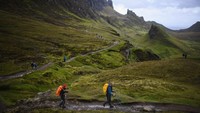 Pada tahun 2017, jalanan di pulau terbesar Isle of Skye, Skotlandia penuh sesak oleh ribuan turis. Mereka datang menaiki mobil di jalur sempit untuk menuju Glenbrittle, tempat matahari terbenam dan merupakan ikon di Elgol dan bebatuan Old Man of Storr (CNN Travel)