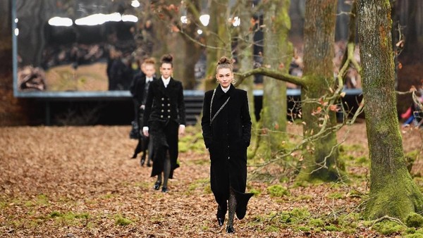 Foto: Chanel Sulap Gedung Bersejarah Jadi Hutan di Musim Dingin