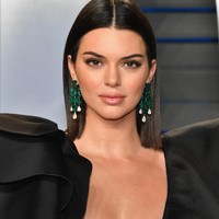 Malam penghargaan Oscars, Minggu (4/3/2018), berlanjut dengan after-parties. Kendall Jenner pun tak melewatkannya. Model yang juga adik Kim Kardashian itu hadir di pesta gelaran Vanity Fair. (Foto: Dia Dipasupil/Getty Images)
