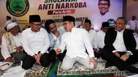 Cak Imin menyebut selawat antinarkoba bukan digelar tanpa alasan. Menurutnya, Indonesia saat ini darurat narkoba.