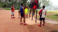 Bersama rekan-rekannya, Kopda Budi juga rutin latihan fisik (Foto: Dok. Istimewa)