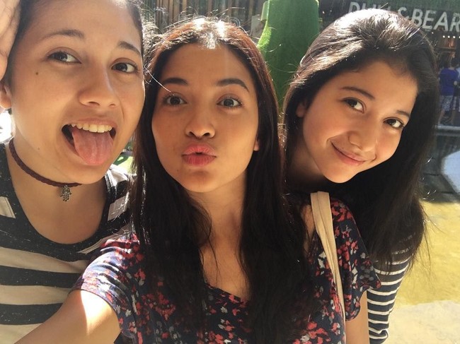 Dari foto-foto yang diunggah sepertinya ketiga bersaudara ini sering menghabiskan waktu bersama untuk hangout. Foto: Instagram Putri/Selly/Sitha Marino