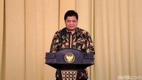 Menteri Perindustrian Airlangga Hartanto memberikan sambutan.