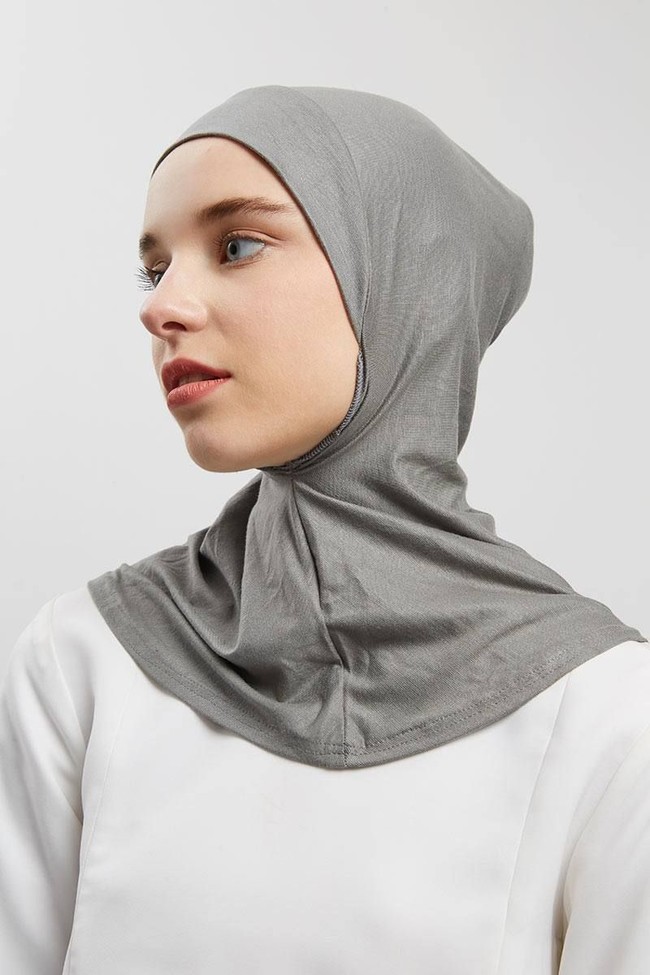 Ciput termasuk istilah dalaman dalam berbusana. Bedanya ciput merupakan dalaman kerudung, dan punya banyak jenis desain. Sesuai dengan trennya, ciput punya nama-nama tertentu seperti ciput ninja, ciput rajut, ciput antem, dan lain sebagainya. Foto: Hijabenka