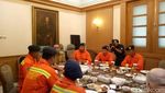 Momen Anies Menjamu Petugas Damkar DKI Makan Siang