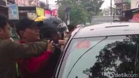 Begini momen saat mobil itu diamuk massa. Foto: ist.