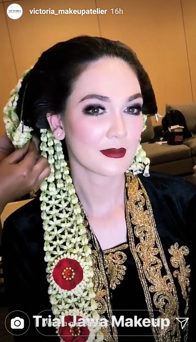 Foto-foto Luna dengan makeup pengantin ini pun bikin heboh netizen. Netizen bertanya-tanya dan mengamini jika memang benar Luna Maya akan menikah.  Foto: Instagram