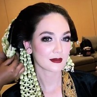 Foto-foto Luna dengan makeup pengantin ini pun bikin heboh netizen. Netizen bertanya-tanya dan mengamini jika memang benar Luna Maya akan menikah.  Foto: Instagram