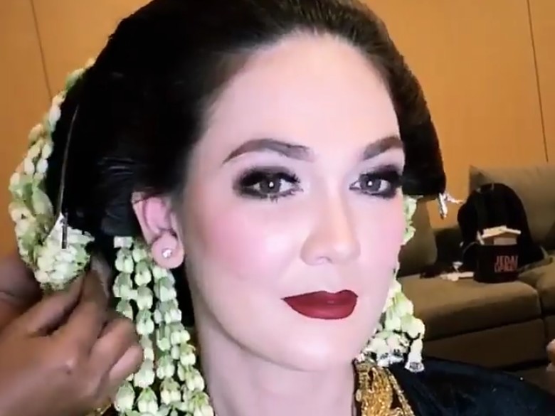 Berbusana Pengantin  Luna  Maya  Jadi Istri Christian Sugiono