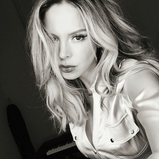 Lola Astanova adalah seorang piani berbakat berdarah Rusia-Amerika yang selalu tampil cantik dan seksi. Foto: Instagram