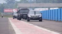Mobil RI 1 yang ditumpangi Jokowi mengelilingi sirkuit Sentul sekitar 15 menit.