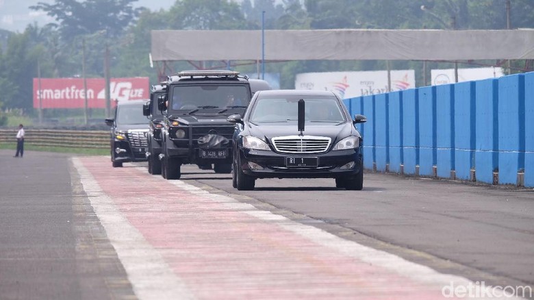 Jokowi dan Ananda Mikola Ngetrek di Sentul Tinjau Persiapan Moto GP Jokowi dan Ananda Mikola Ngetrek di Sentul Tinjau Persiapan Moto GP