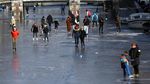 Foto: Gara-gara Cuaca, Main Ice Skating di Atas Sungai