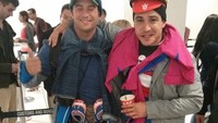 Dua orang traveler terbang dari Singapura menuju Sydney. Untuk menghindari kelebihan bagasi, mereka memakai semua baju yang ada. (Imgur)