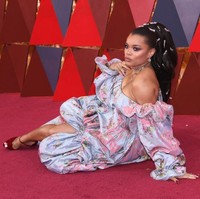 Andra Day mencuri perhatian dengan berpose sambil tiduran di red carpet Oscars 2018. Nggak takut kotor bajunya? Foto: Getty Images