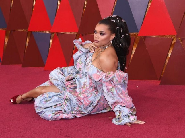 Andra Day mencuri perhatian dengan berpose sambil tiduran di red carpet Oscars 2018. Nggak takut kotor bajunya? Foto: Getty Images