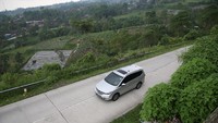 Medan pengujian sangat beragam. Ada kondisi jalanan perkotaan, ngebut di jalan tol yang kosong, hingga jalur menanjak ekstrem.