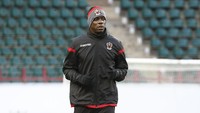 Kalau Mario Balotelli sudah berkali-kali ditangkap kamera sedang merokok. Roberto Mancini, yang saat itu menjadi manajer Manchester City bahkan sudah menegur Balotelli atas kebiasaan buruknya merokok. Kalau dia anakku, aku akan menendang bokongnya tapi dia bukan anakku! Aku memberitahunya kalau dia lebih baik tidak merokok, kata Mancini dikutip Daily Mail. Foto: Sergei Karpukhin/REUTERS