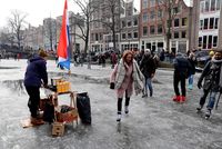 Saat Warga Amsterdam Main Ice Skating di Atas Sungai