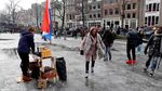 Foto: Gara-gara Cuaca, Main Ice Skating di Atas Sungai